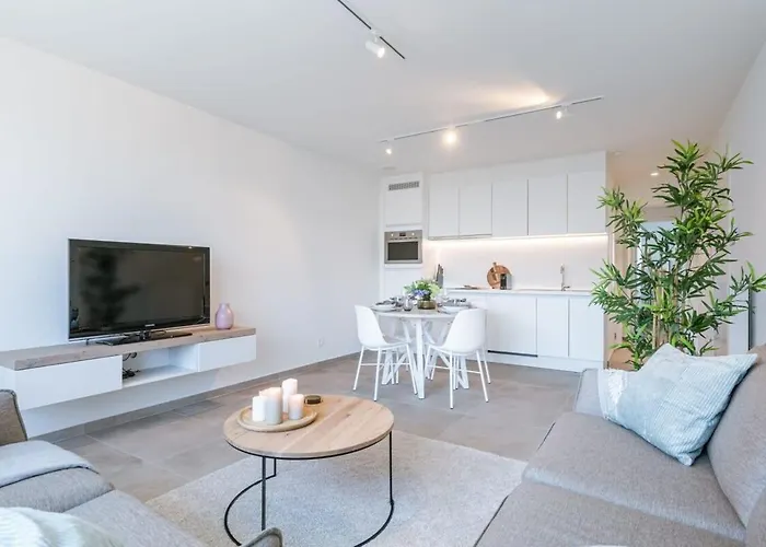 Huswell - Bright At The Harbor Of *